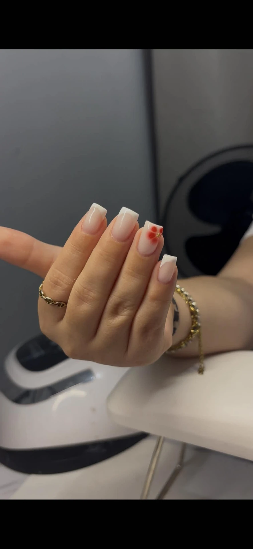 French blanche avec accent cœur rouge