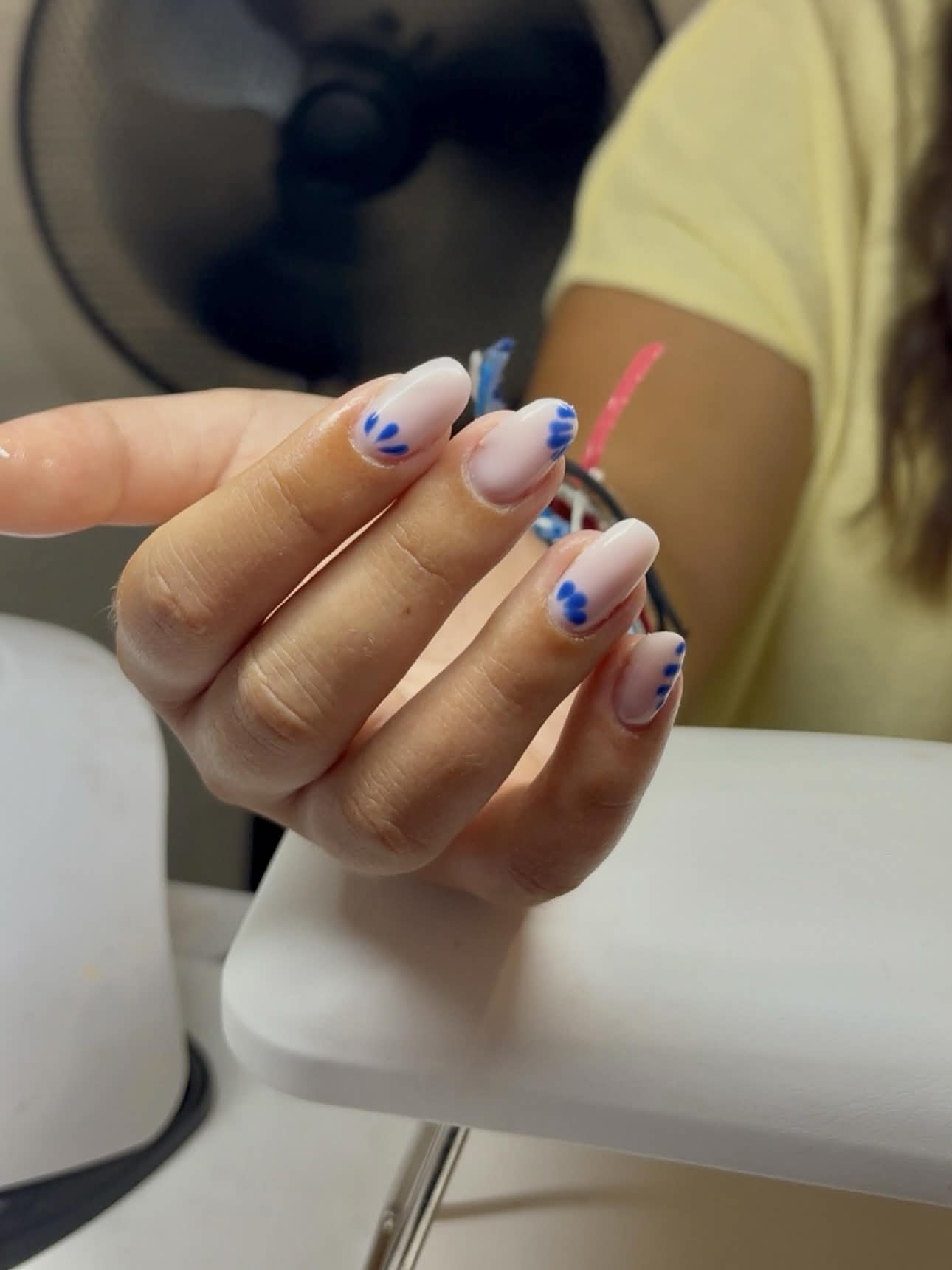 Pose nude rosé avec petites fleurs bleues