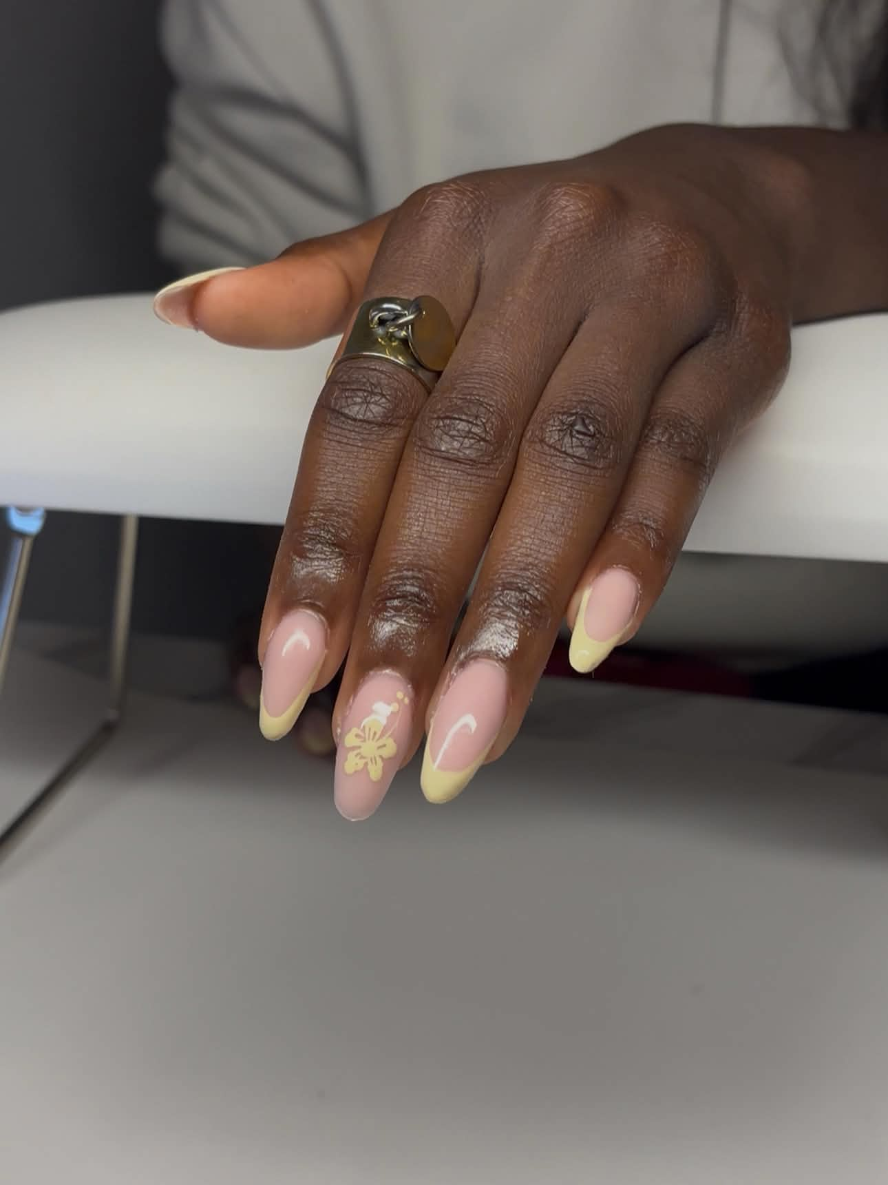 French jaune pastel avec motifs floraux
