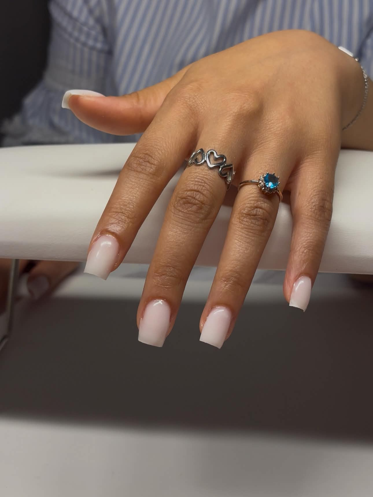 Ongles carrés nude laqués