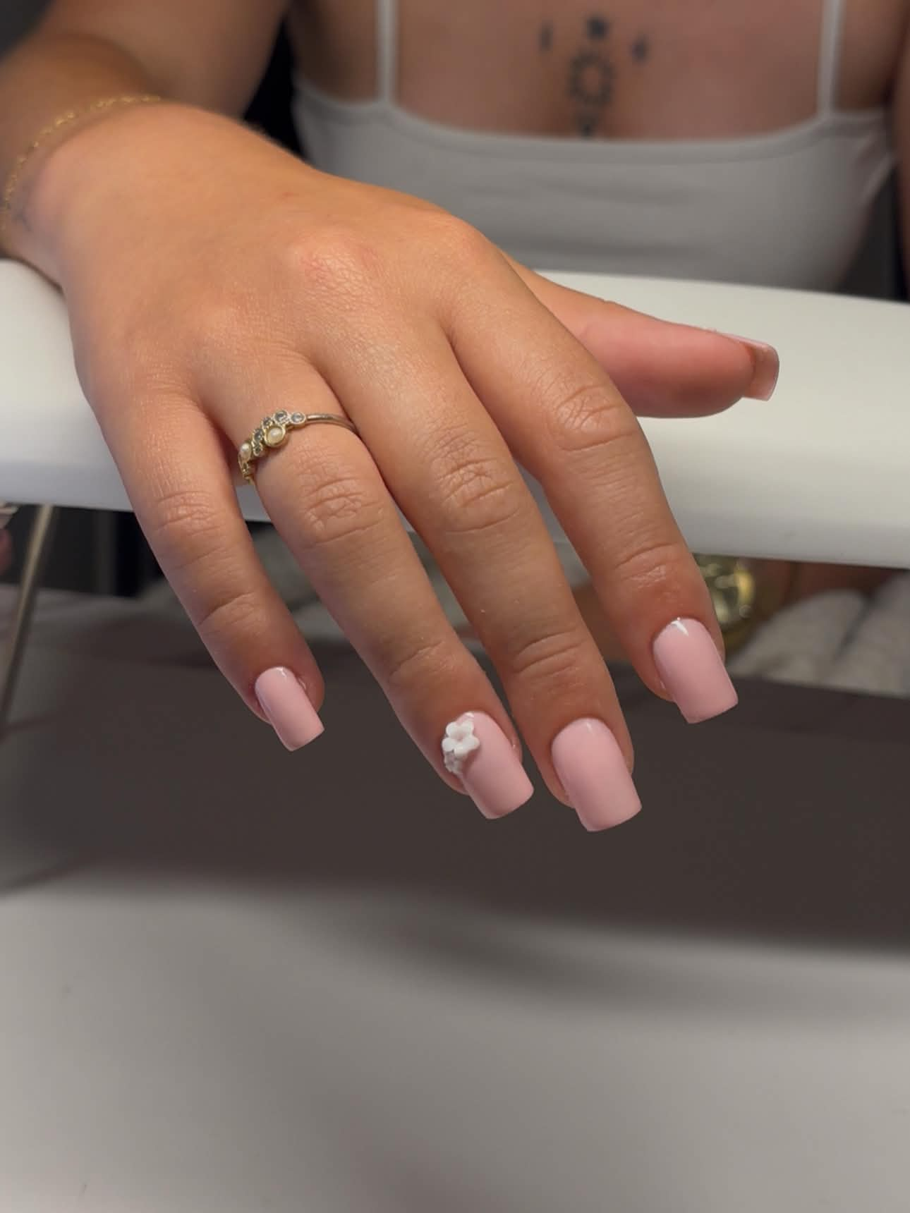 Pose rose avec fleur blanche 3D