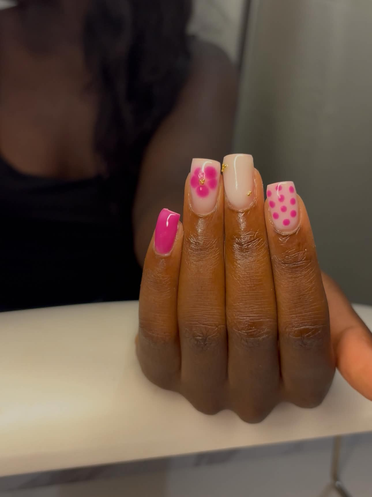 Nail art rose et fuchsia avec pois et strass