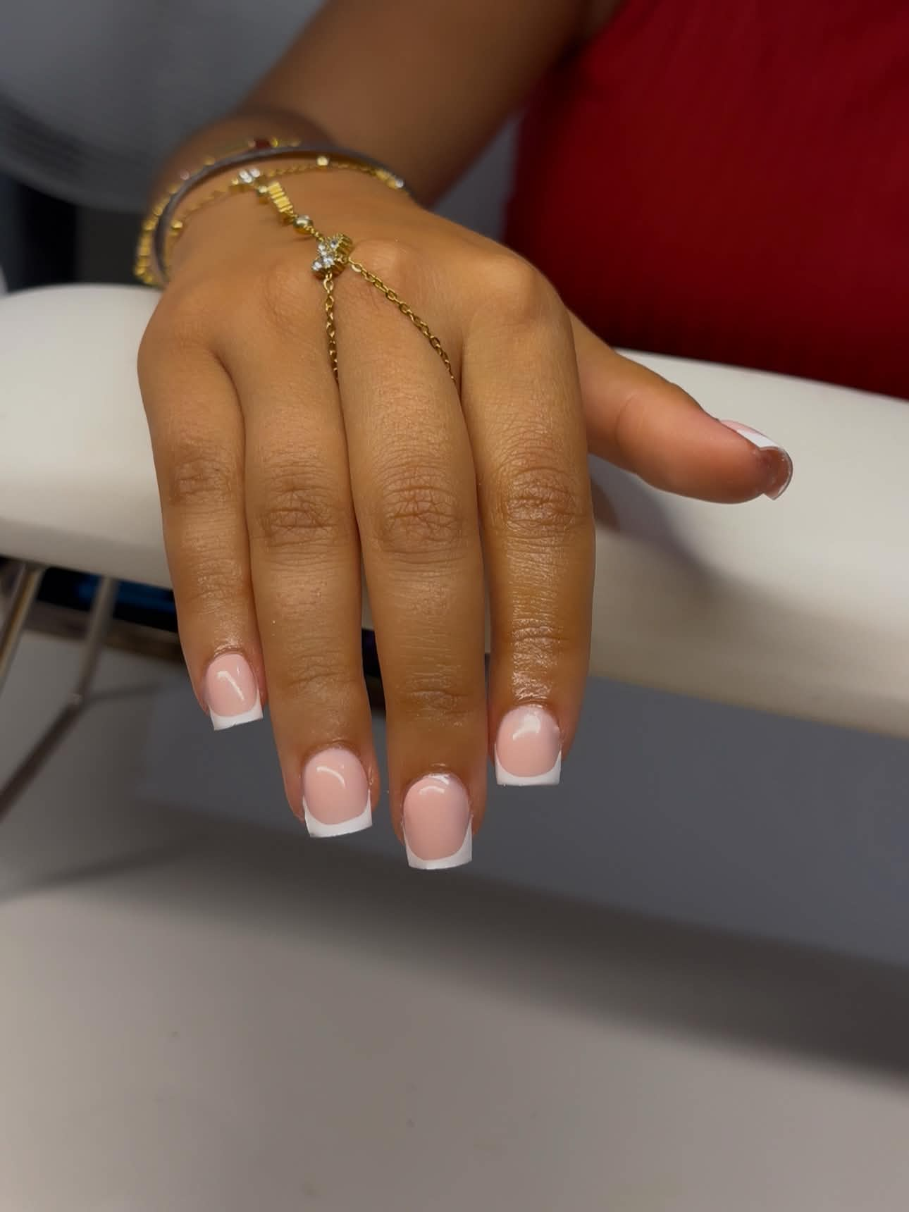 French manucure blanche sur ongles courts carrés